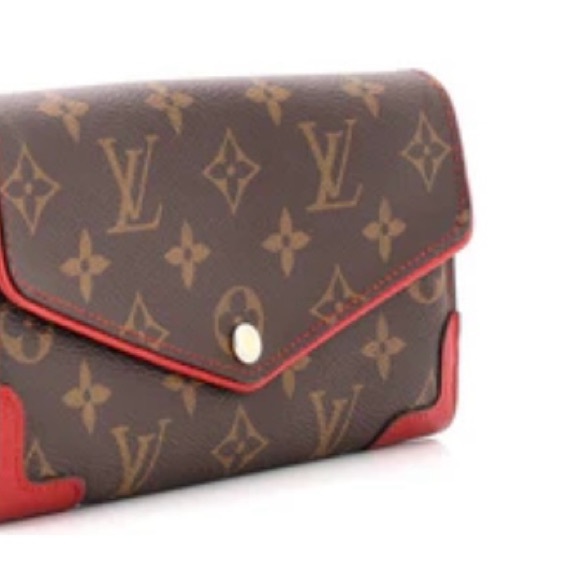 LOUIS VUITTON
MONOGRAM CANVAS SARAH RETIRO WALLET - Picture 2 of 9